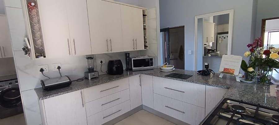 4 Bedroom Property for Sale in Outeniquasbosch Western Cape